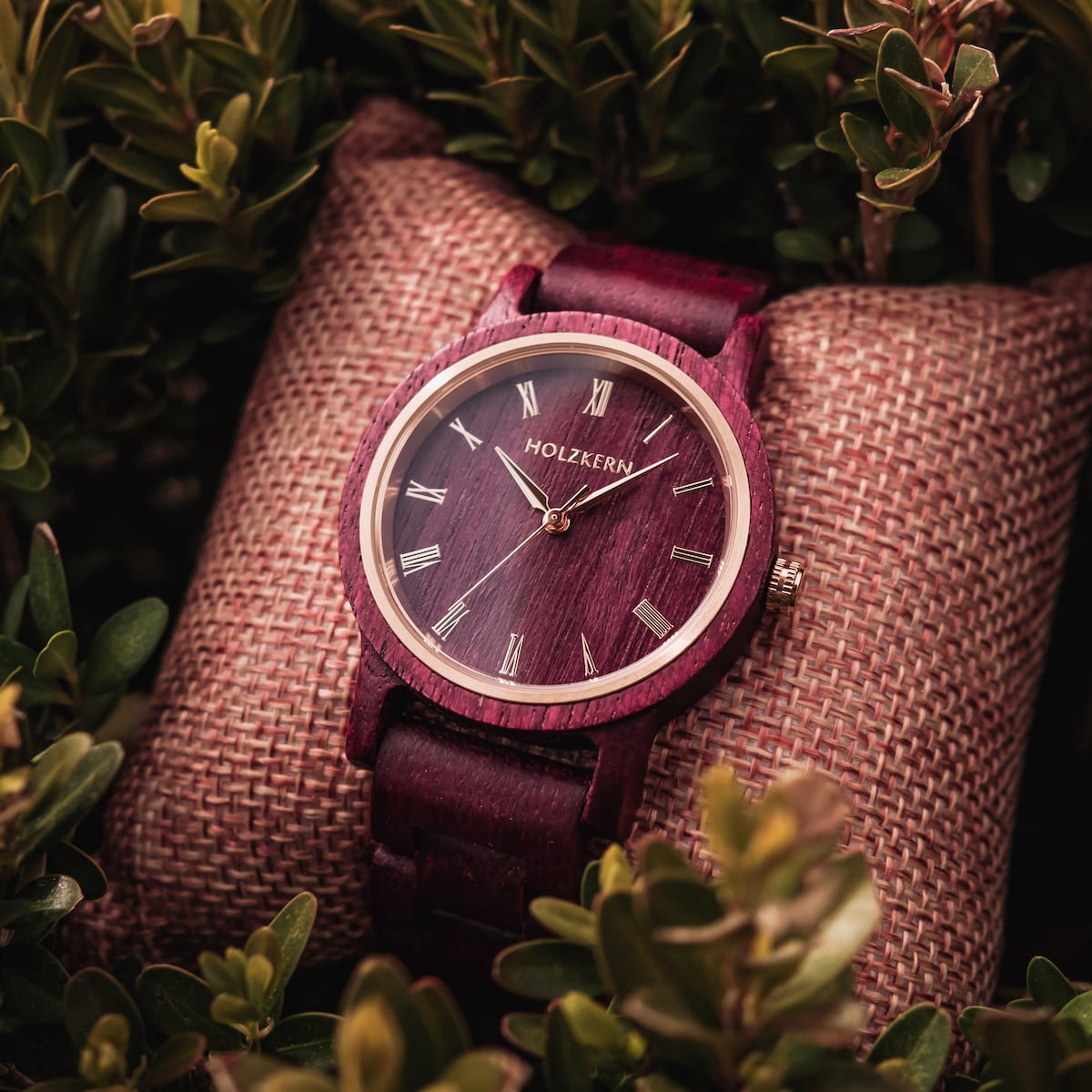 "Calm" è un elegante orologio in legno con un tono amaranth, caratterizzato da un design naturale ed elegante.