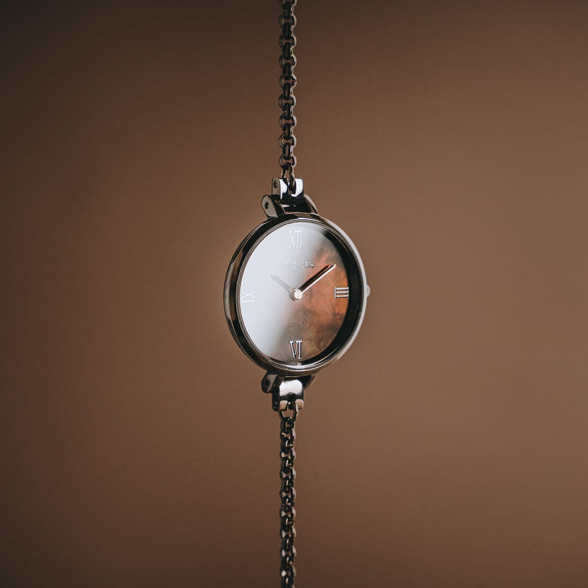 Orologio "Élisa" in grigio scuro e grigio scuro, con una catena elegante e un design elegante.