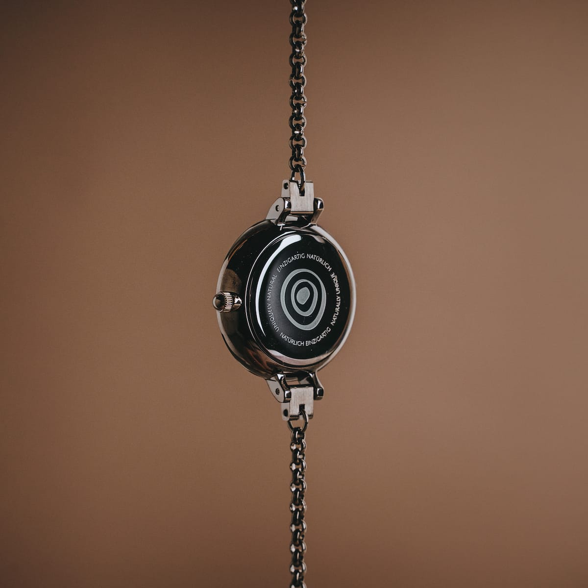 "Élisa", un orologio elegante in grigio scuro e grigio scuro con un design elegante e moderno.