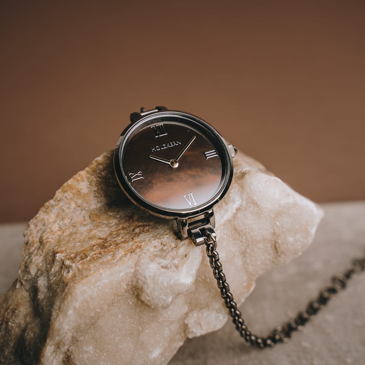 Orologio "Élisa" con finitura grigio scuro e grigio scuro con un design elegante a catena.