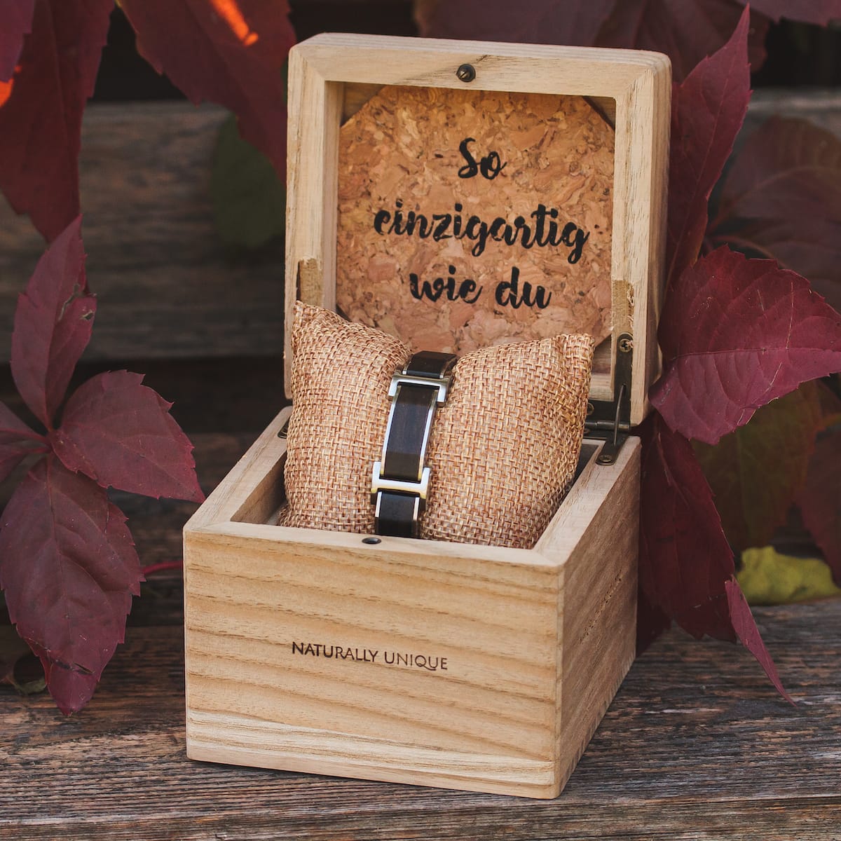"Acapella" orologio in una scatola di legno rustico, che mostra un design Leadwood e Silver.