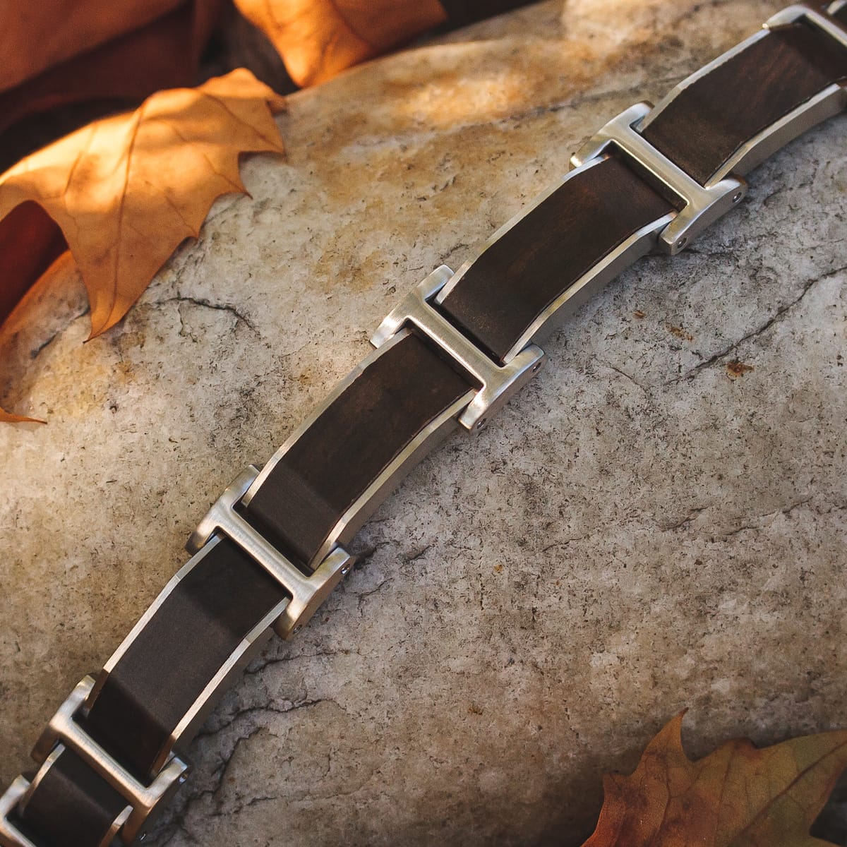 Bracciale "Acapella", realizzato in legno di piombo e argento, con uno stile lucido e naturale.