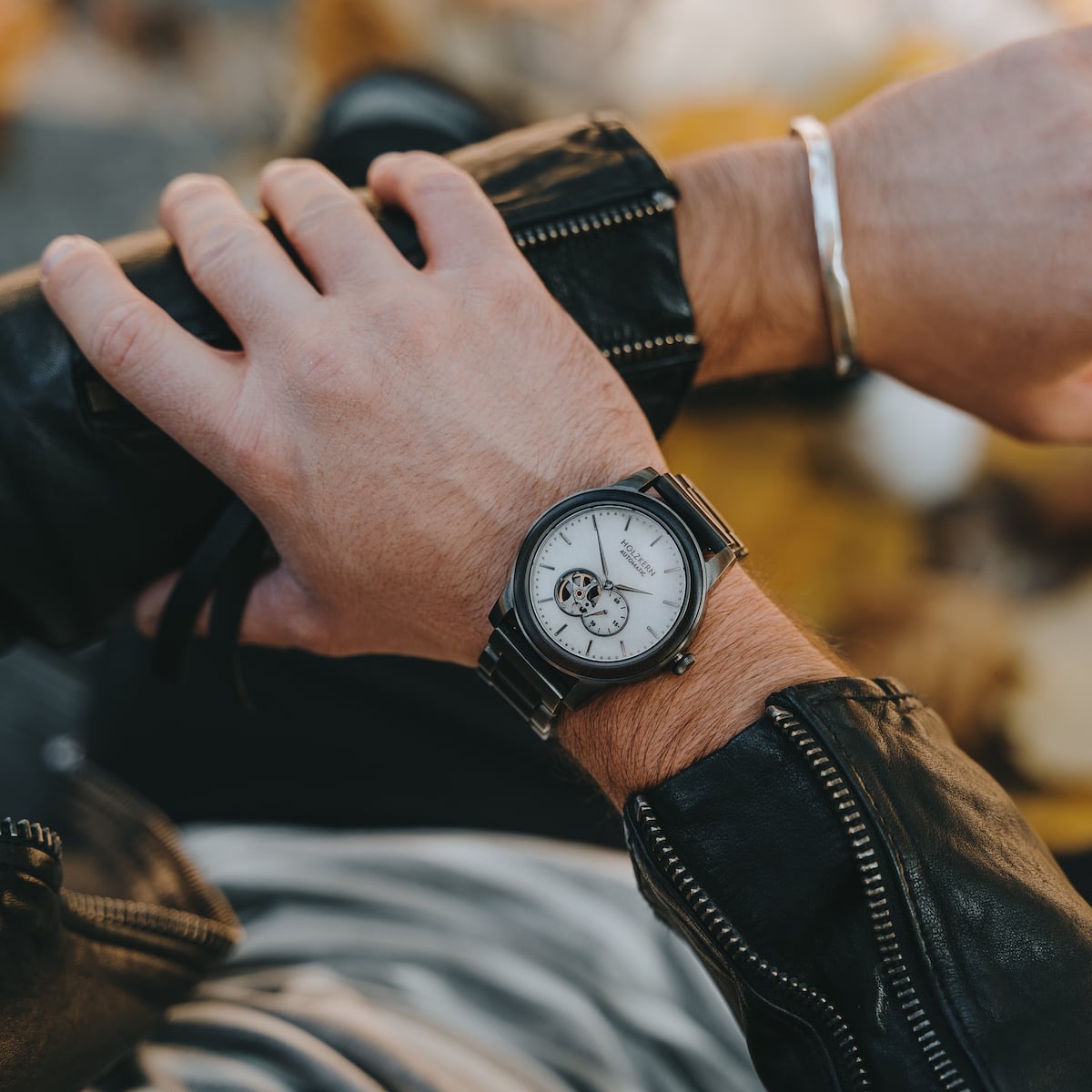L'orologio "Manhattan" presenta un elegante acero e un design in marmo, aggiungendo eleganza a qualsiasi outfit.