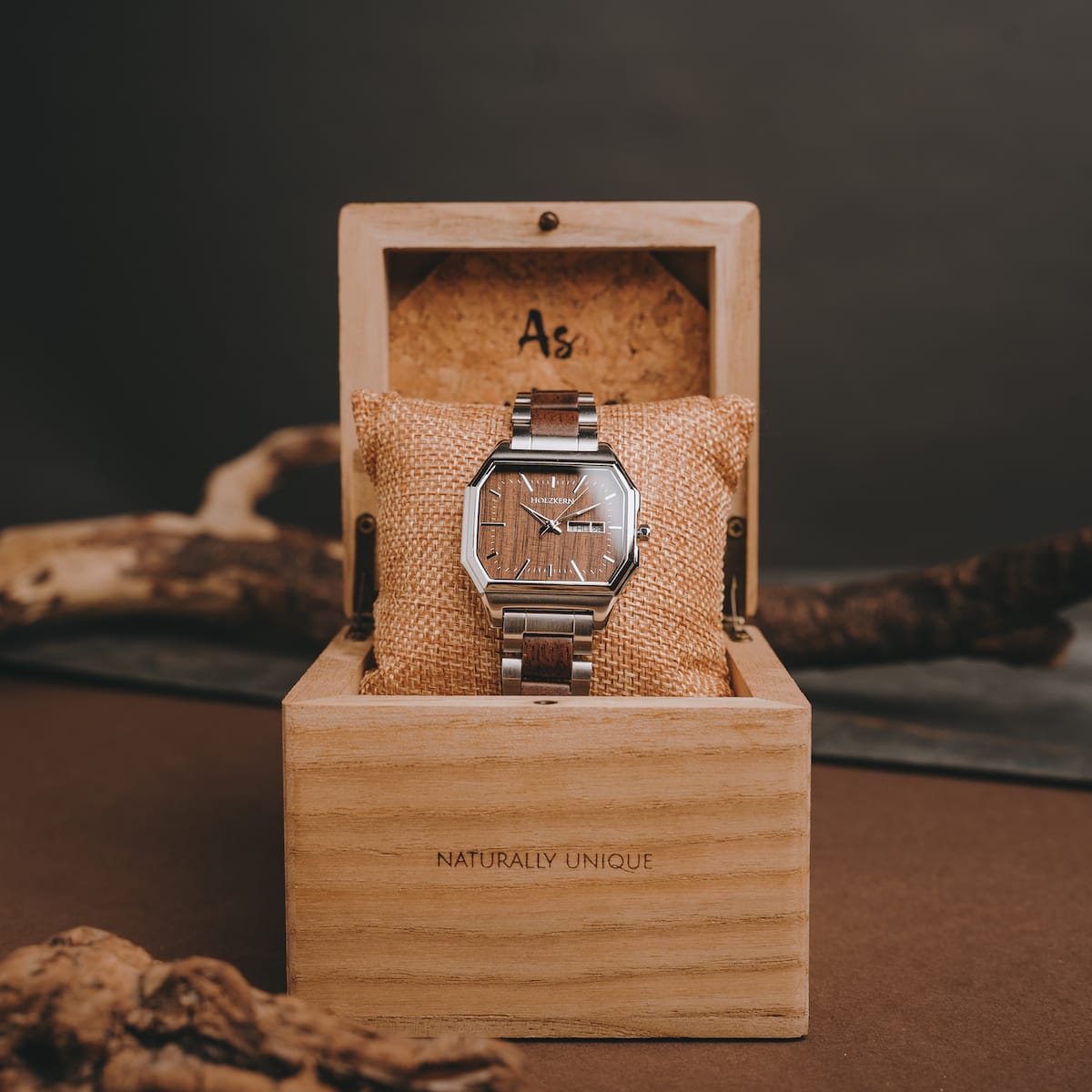 Orologio "Gaudí", realizzato in legno di noce, con un design elegante e naturale in una scatola di legno.