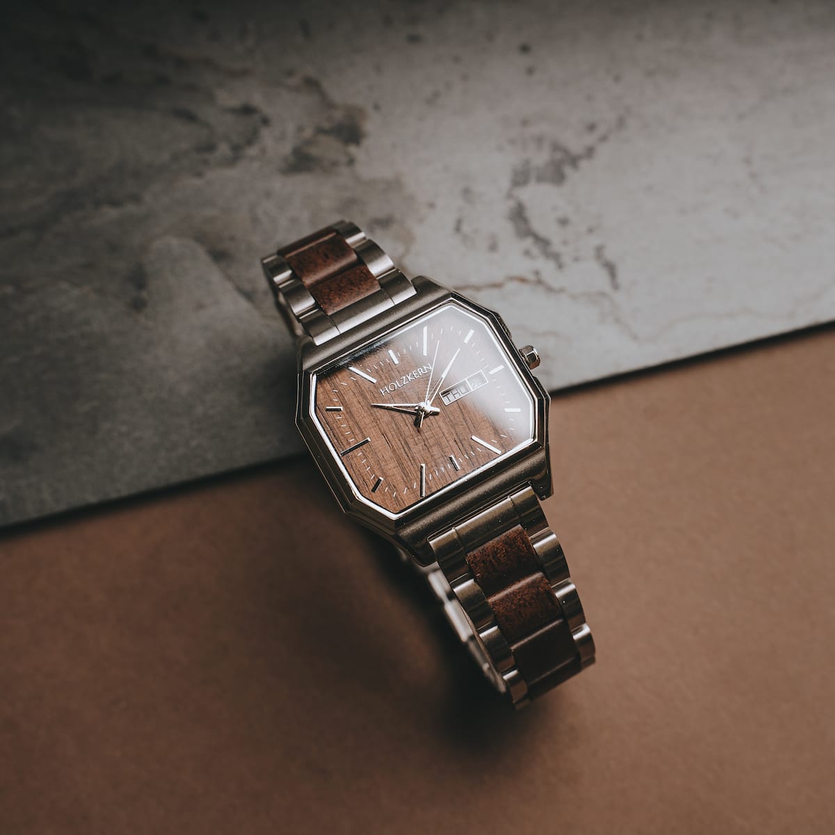 Orologio "Gaudí" con accenti in noce e noce, che mostra un design elegante ed elegante.