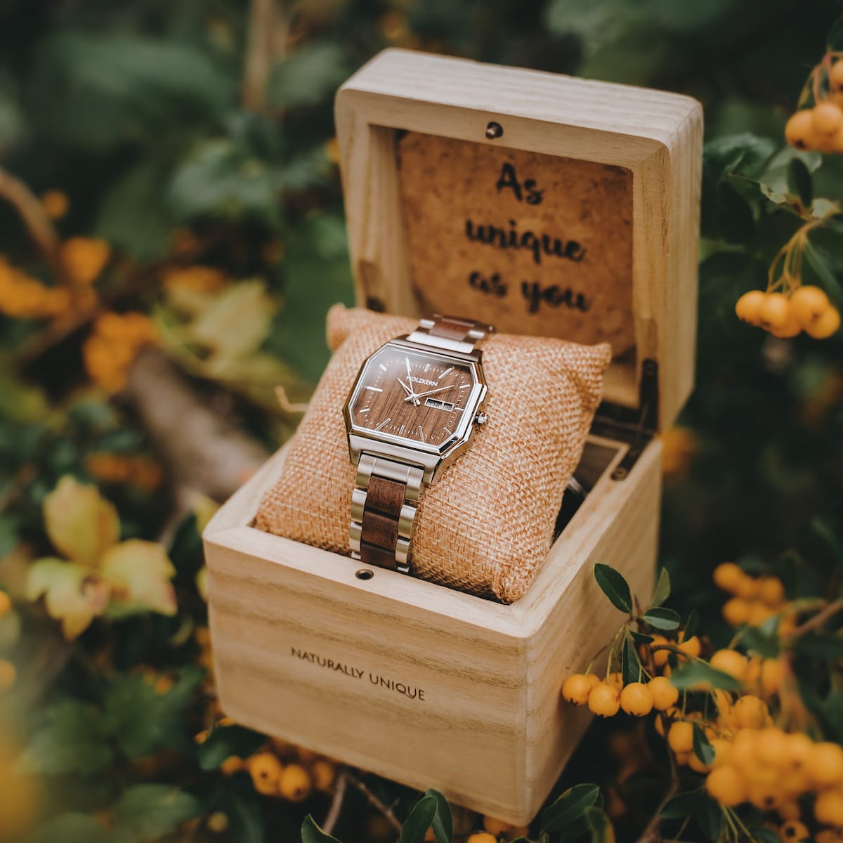 Orologio "Gaudí" in finitura noce con uno stile naturale ed elegante, esposto in una scatola di legno.