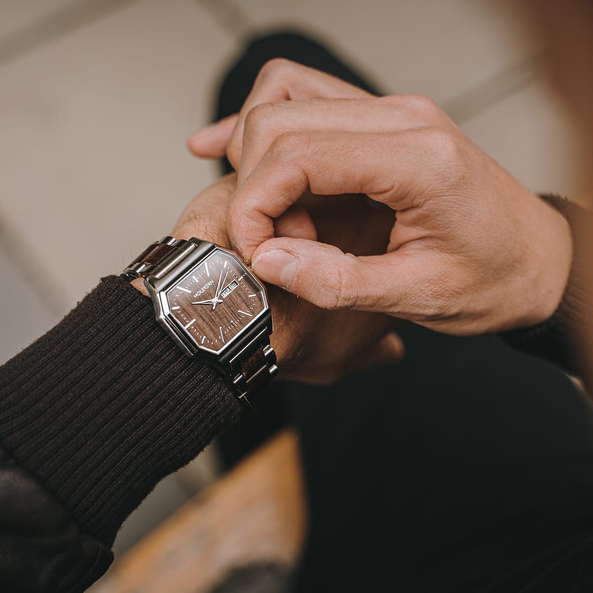 Orologio "Gaudí", con un design in noce e acciaio con uno stile elegante e moderno.