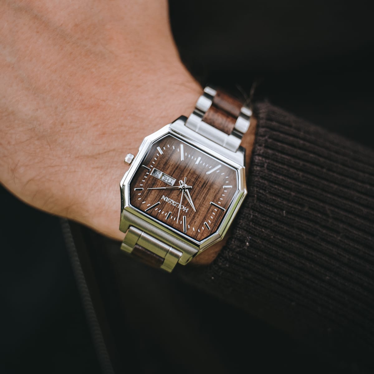 Orologio "Gaudí" con quadrante in noce e fascia in acciaio inox, che presenta un design moderno ed elegante.