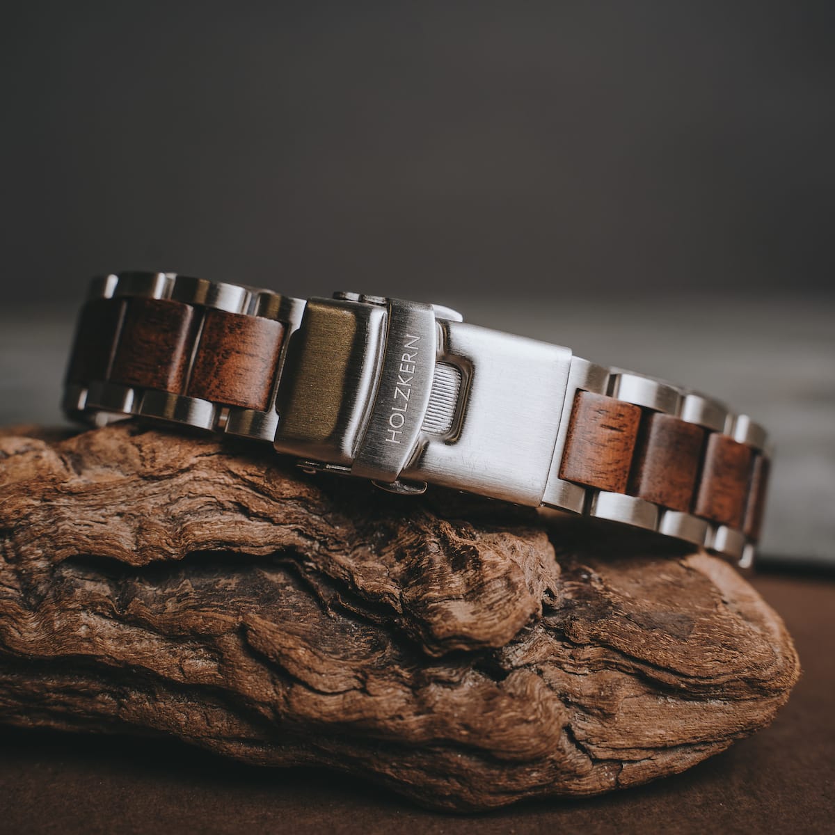 Bracciale "Gaudí" in legno di noce e metallo, design rustico ed elegante.
