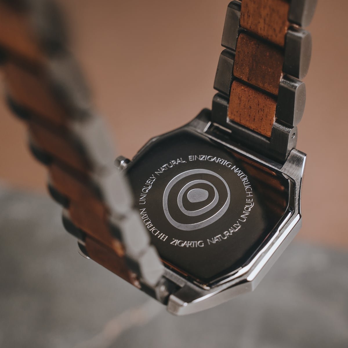Orologio "Moneo" con un design in koa e marmo con un'estetica naturale unica.