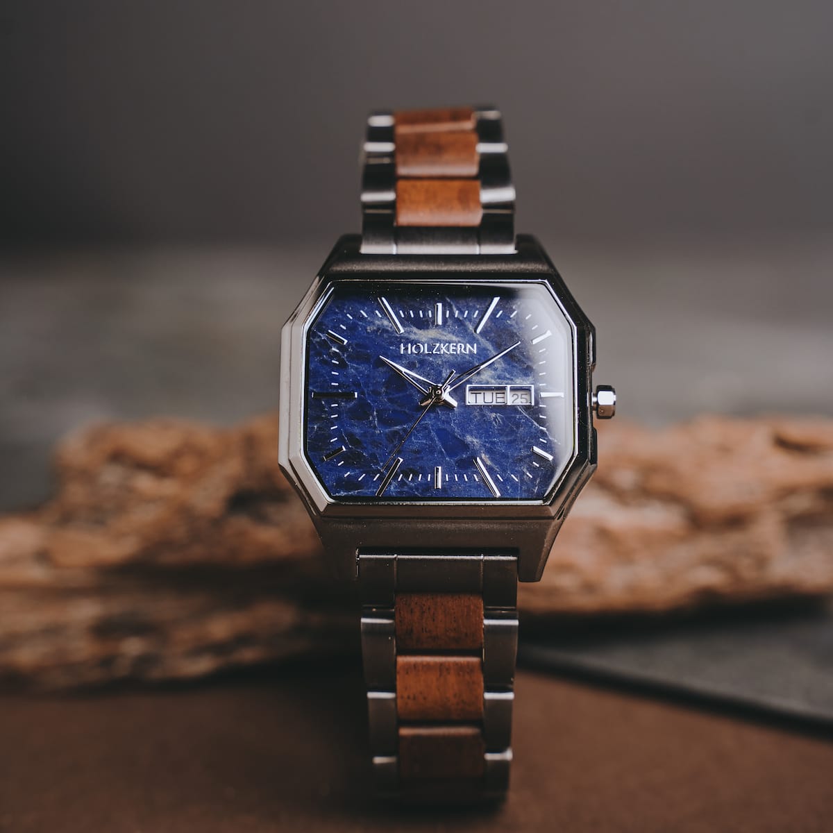 Orologio "Moneo" con disegno in legno Koa e marmo, caratterizzato da un quadrante blu audace e cinturino elegante.