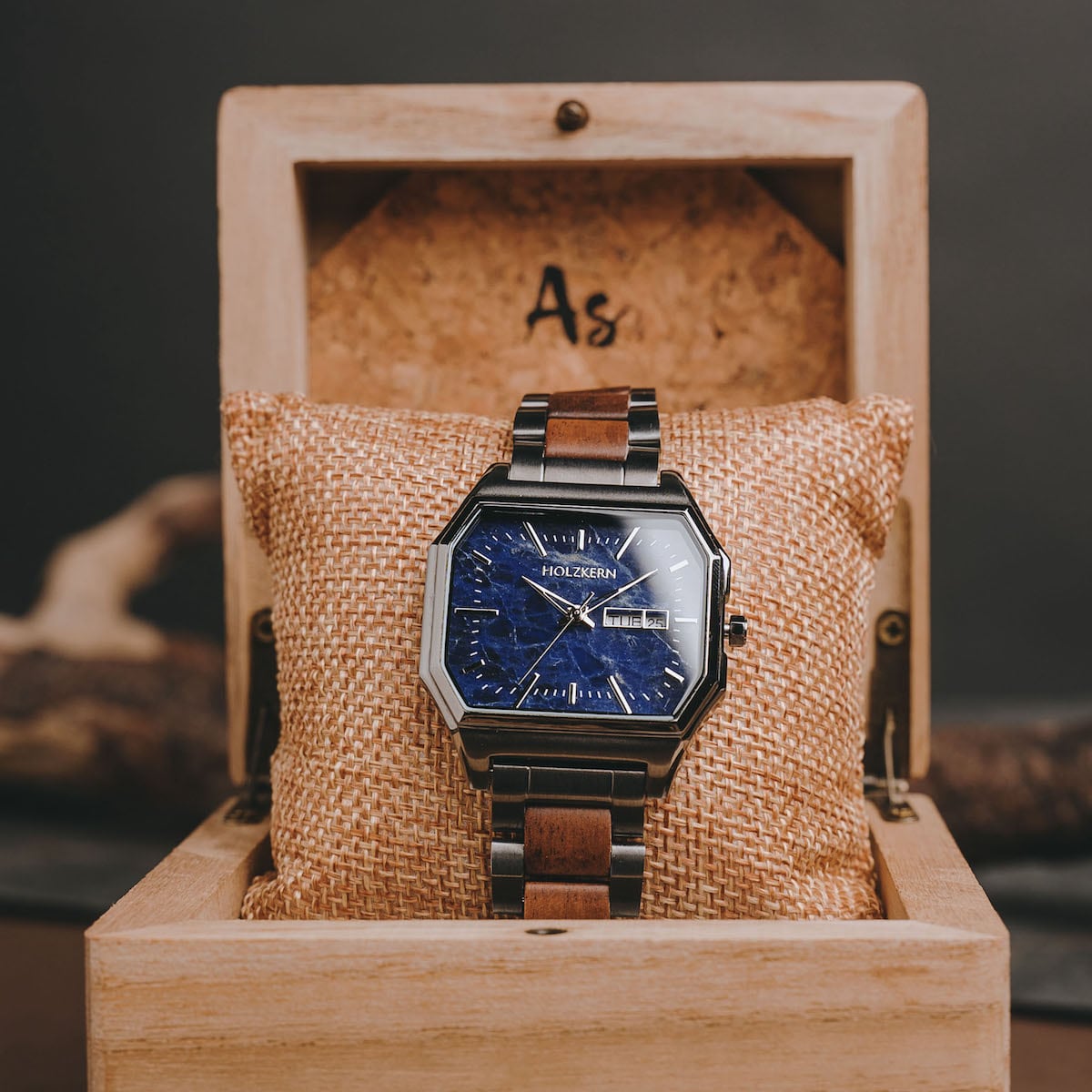 Orologio "Moneo" con un volto geometrico con elementi in koa e marmo, in stile rustico in legno.