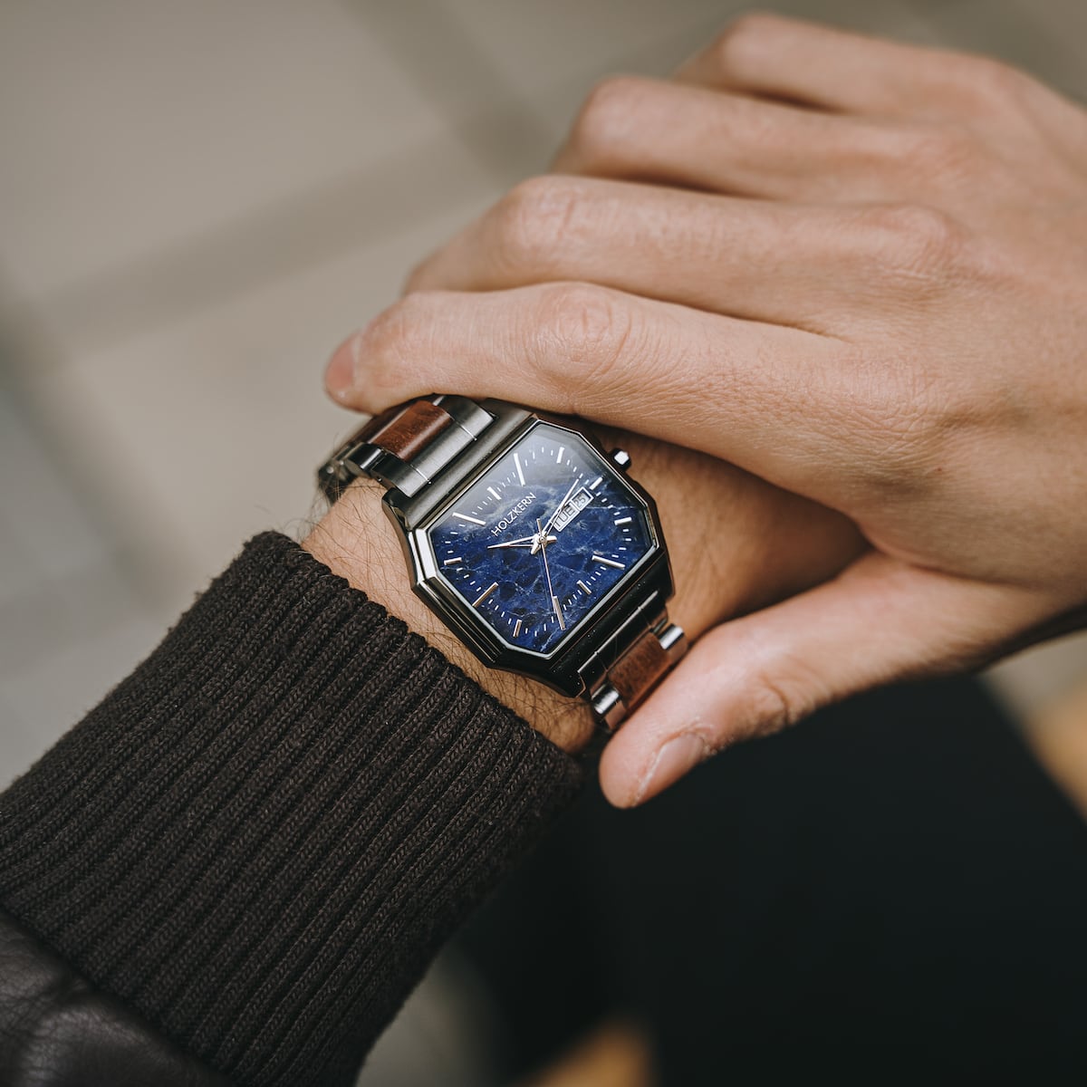 Orologio "Moneo" con un sofisticato mix di elementi in legno di koa e marmo con un design elegante.