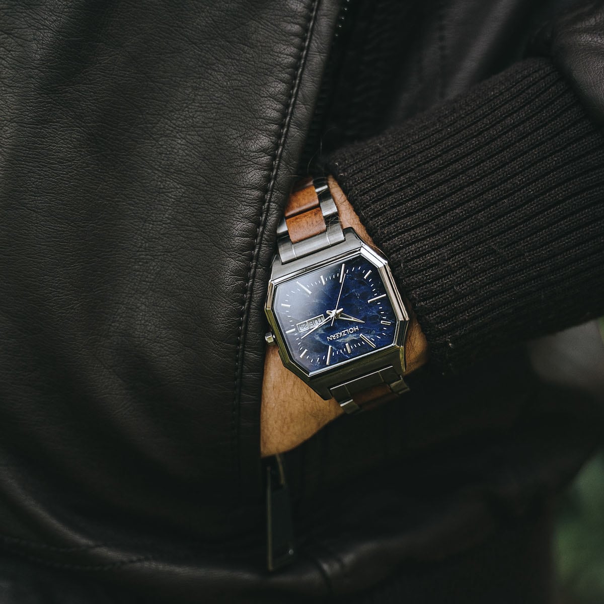 Orologio "Moneo" con eleganti materiali Koa e Marble, caratterizzato da un design elegante e moderno su un polso.