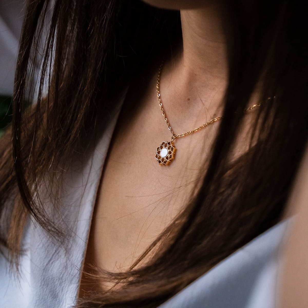 "Composition Necklace": Elegant gold necklace with white nacre accent, featuring a delicate and sophisticated design.