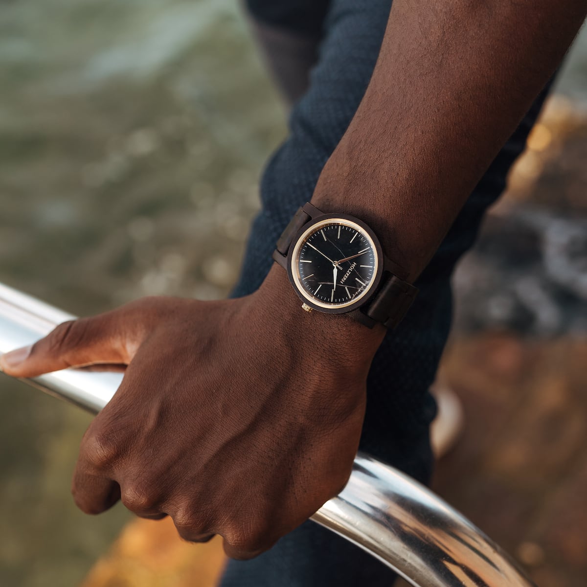 L'orologio Summer Night fonde acero e marmo per un design elegante.