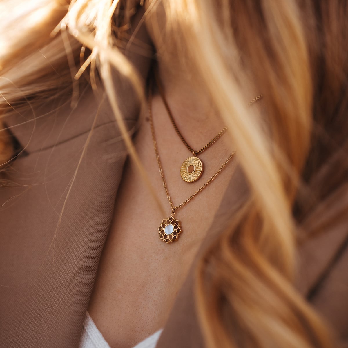 Collana Stencil, una collana di legno in oro e koa con intricati disegni circolari.