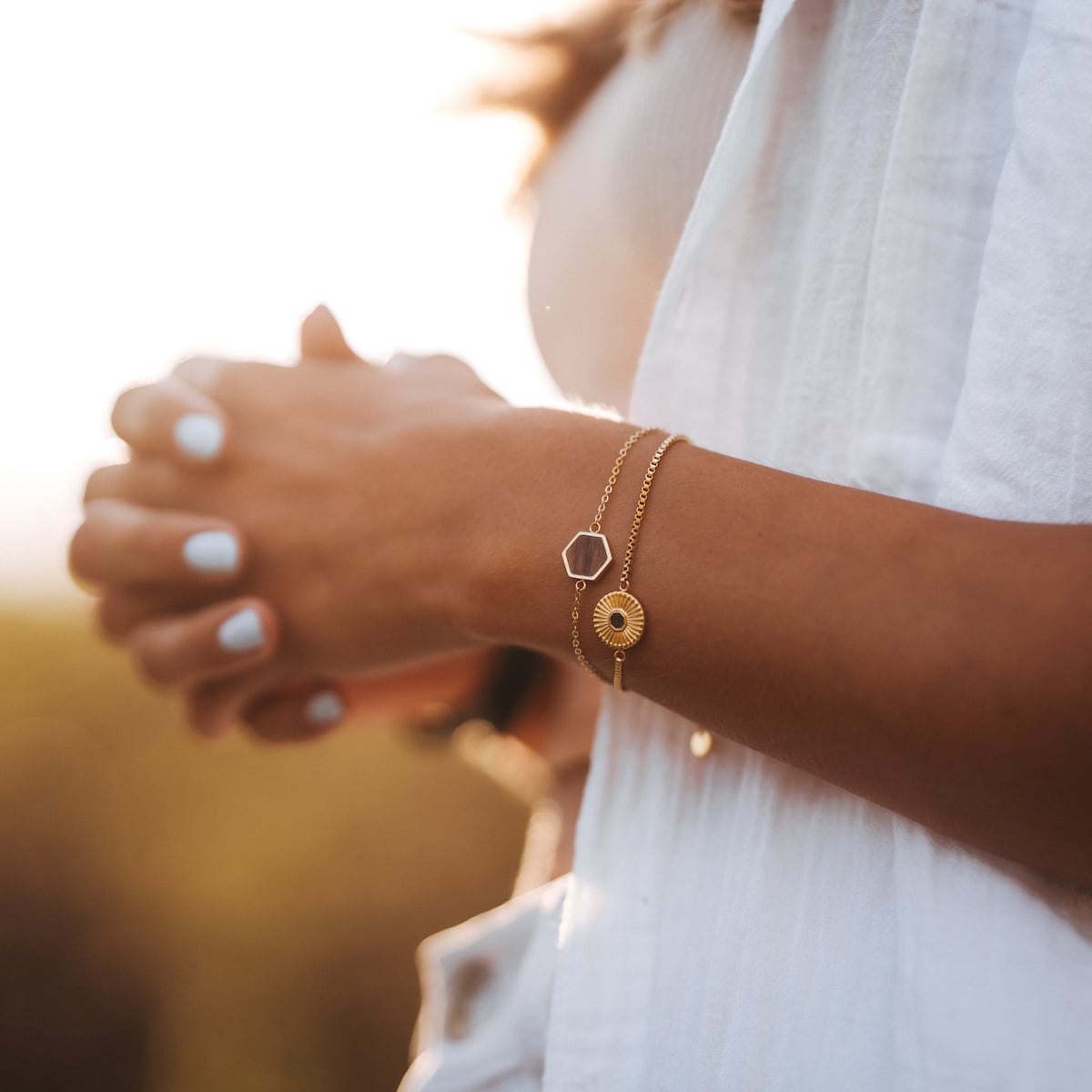 Bracciale "Facade" con elegante design in noce e oro su una catena delicata, esaltando uno stile chic e minimalista.
