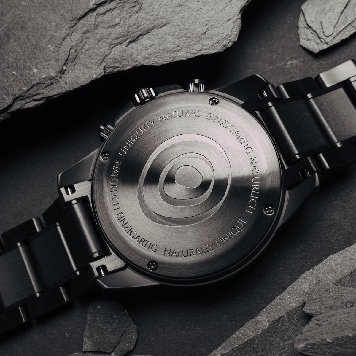 L'orologio "Lucan" presenta un design elegante e industriale con accenti in acero e marmo per un look sofisticato.