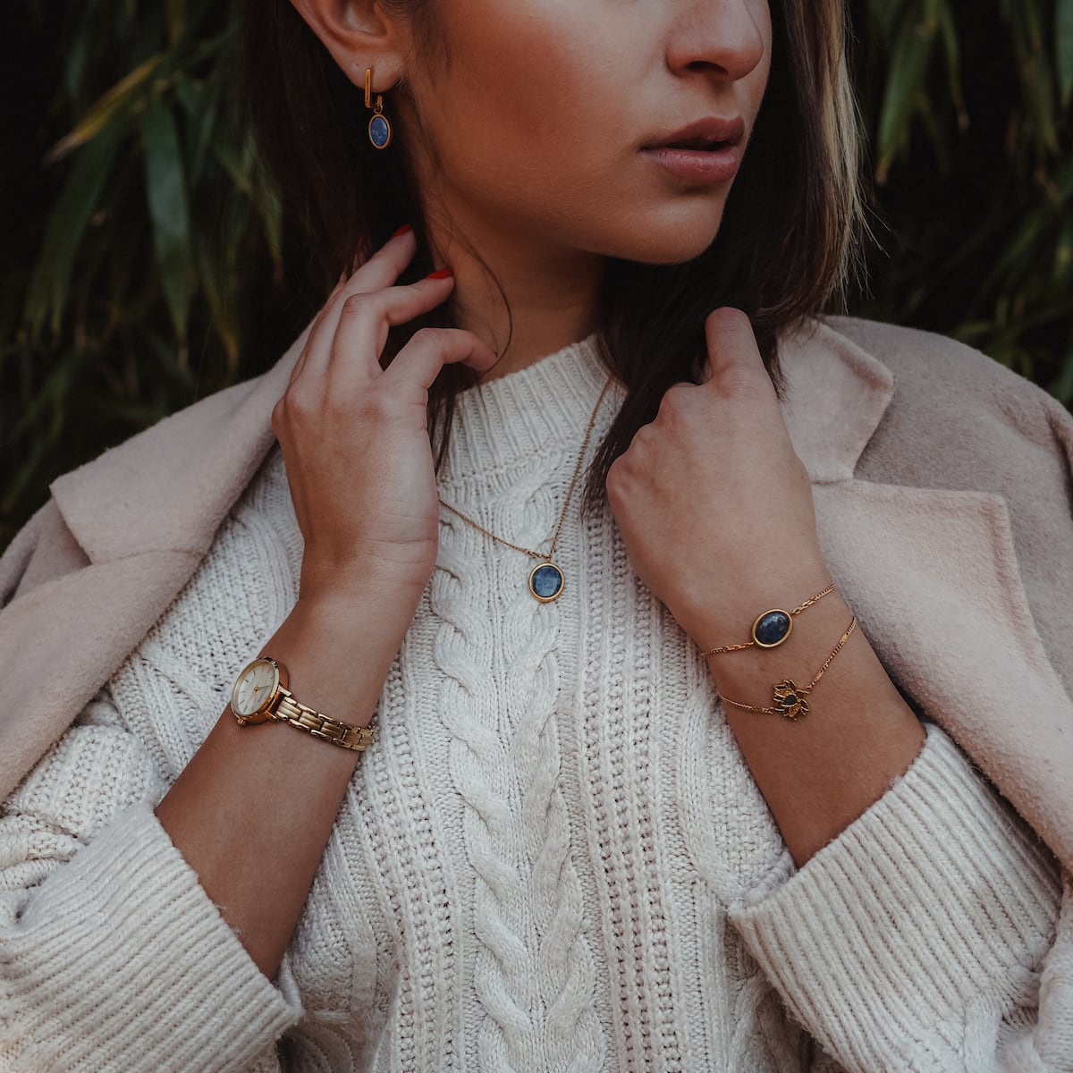 Collana "Mirror" con lapis lazuli e oro, elegantemente in stile con accessori abbinati.