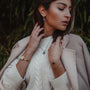 Orecchini a specchio, eleganti orecchini con lapis lazuli e accenti oro, indossati da una donna con uno stile sofisticato.