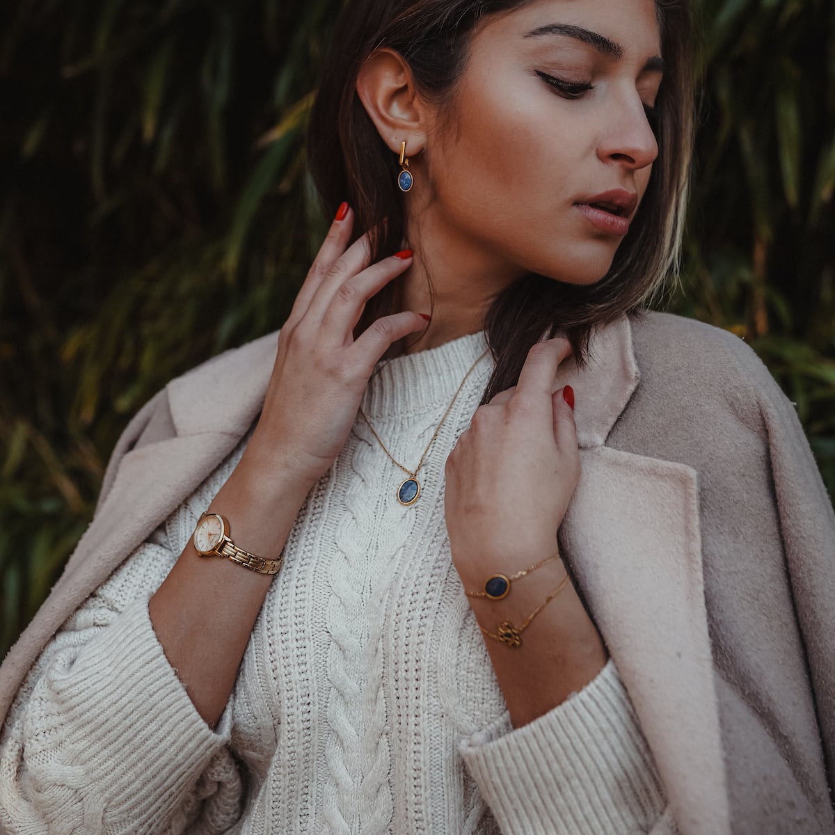 Orecchini a specchio, eleganti orecchini con lapis lazuli e accenti oro, indossati da una donna con uno stile sofisticato.
