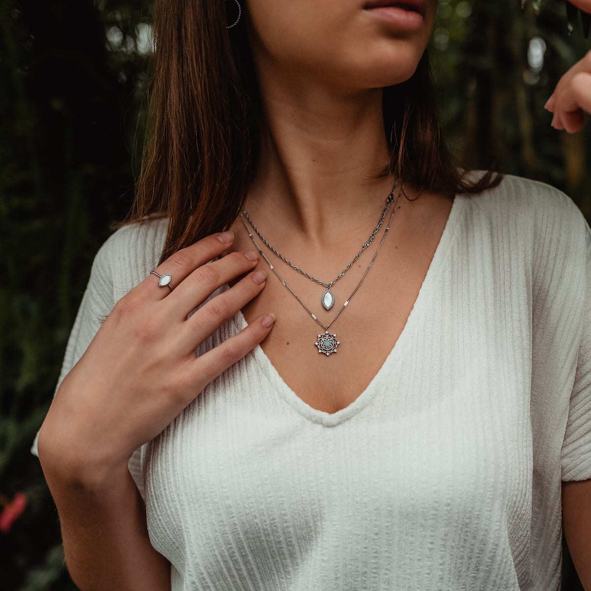 "Collana Visuale", una collana elegante con accenti di colore grigio e argento, elegantemente stratificato per un look moderno.
