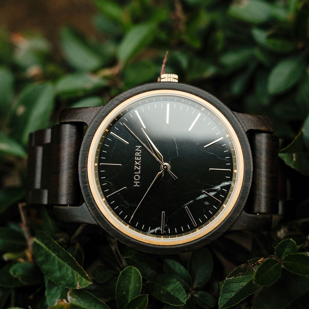 Orologio "Summer Night" con acero e marmo dal design elegante e naturale.