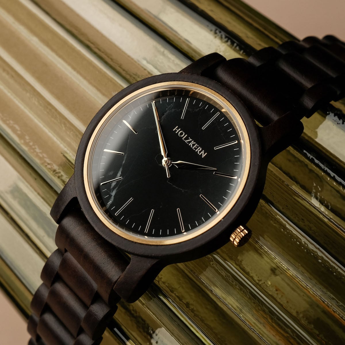 Orologio "Summer Night", dal design elegante e dal design elegante con finitura in legno di acero e marmo.