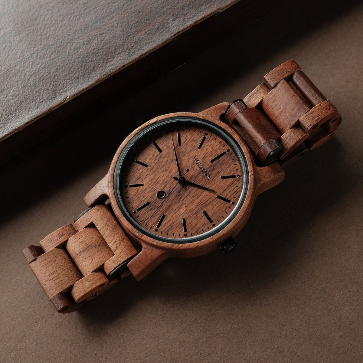 Orologio "Rilke" con design in legno di noce con uno stile classico cinturino.