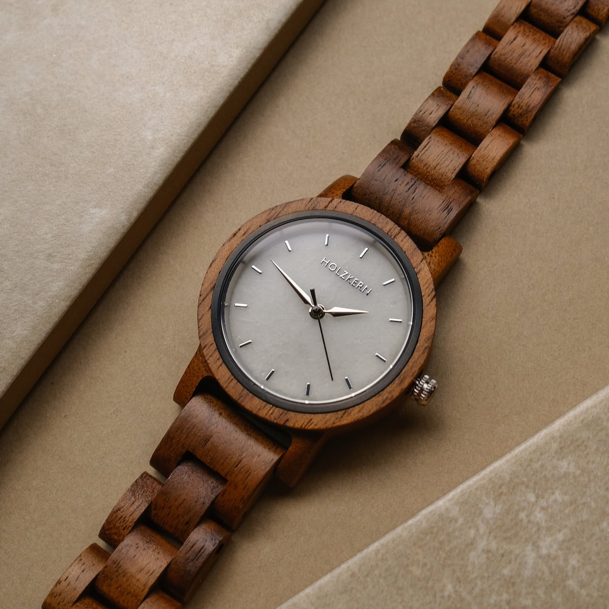 “Air” Orologio con una banda di legno di noce e un viso in marmo, che mostra uno stile elegante e naturale.