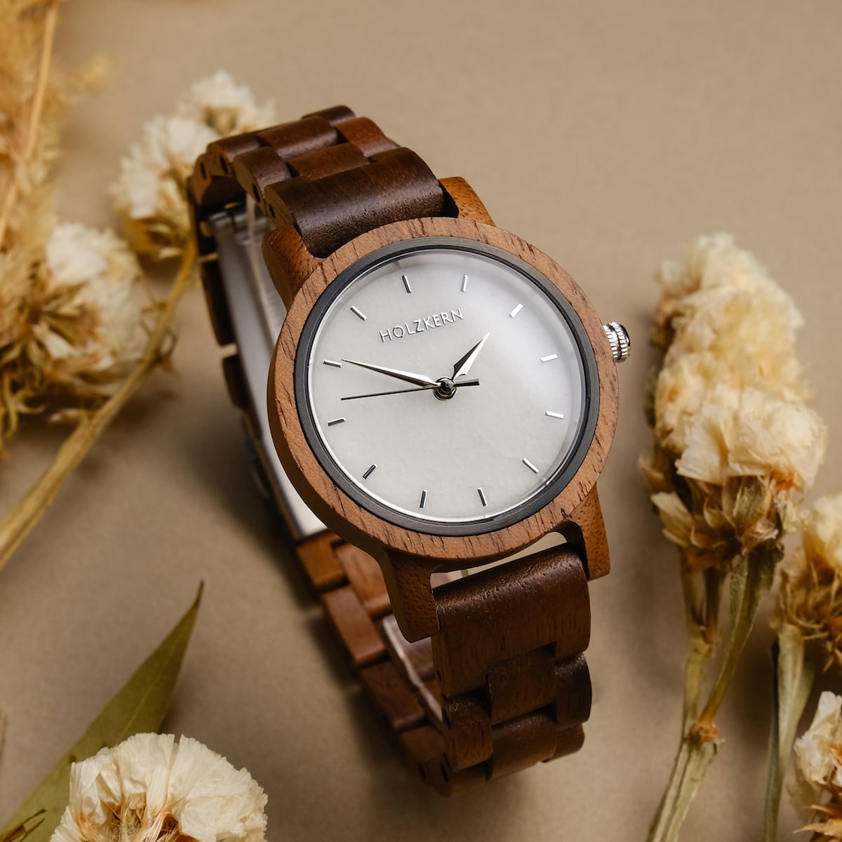 Orologio "Air" con accenti in legno di noce e marmo, caratterizzato da un design minimalista e toni terra.