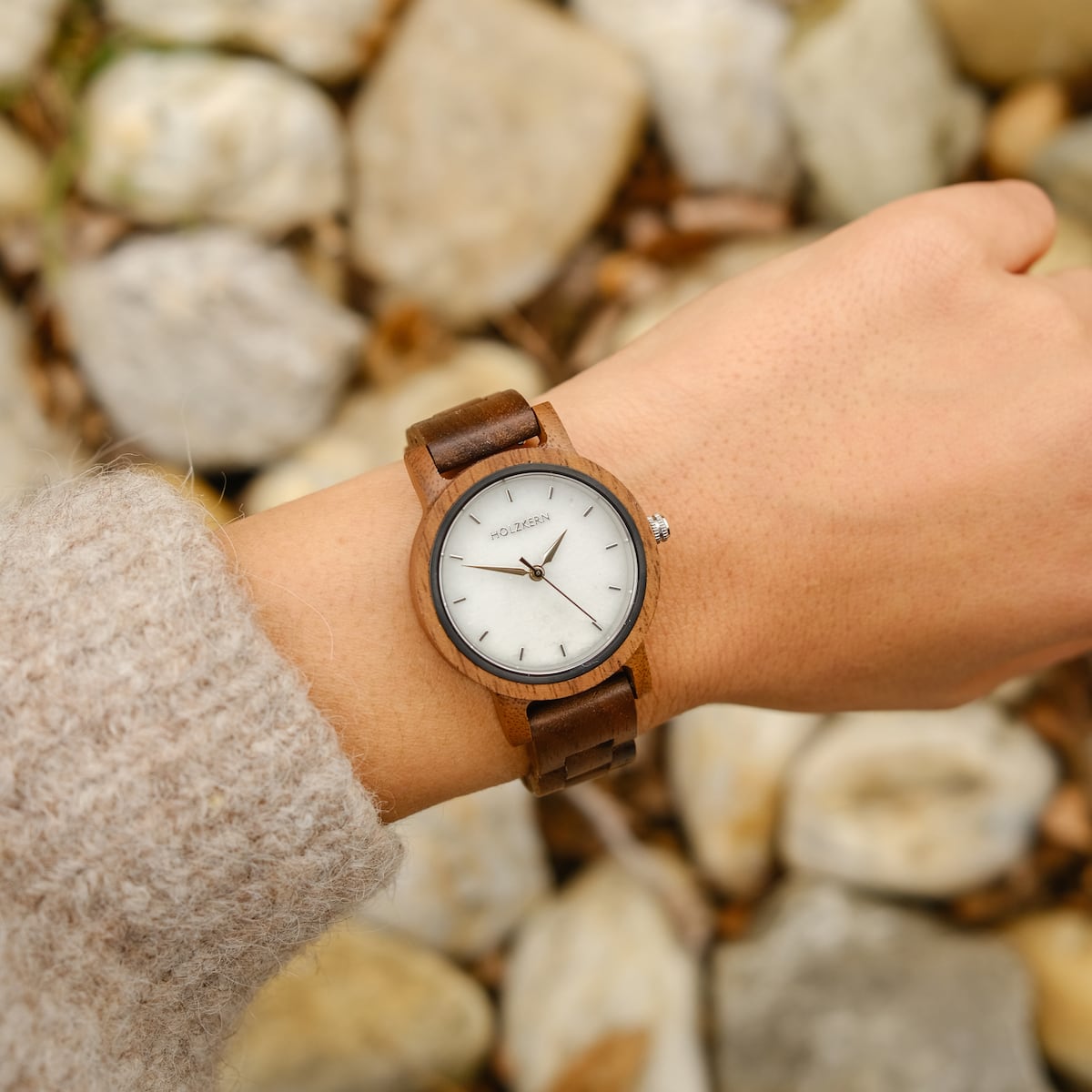 Orologio “Air” con cornice in legno di noce e quadrante in stile marmo per un look elegante.