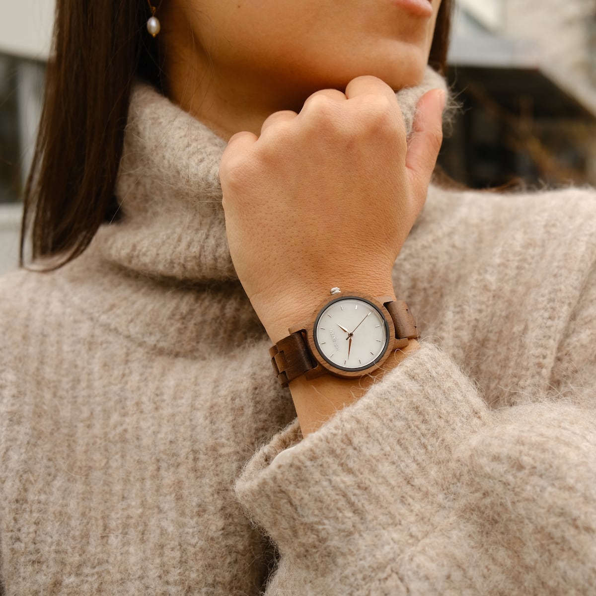 Air Watch con cinturino in noce e viso in marmo, caratterizzato da un design elegante ed elegante.
