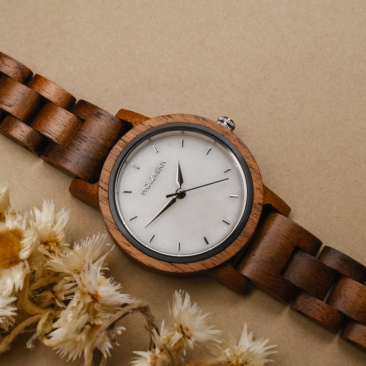 Orologio da polso "Air" con banda di legno di noce e faccia di marmo, Mostrando un design naturale ed elegante
