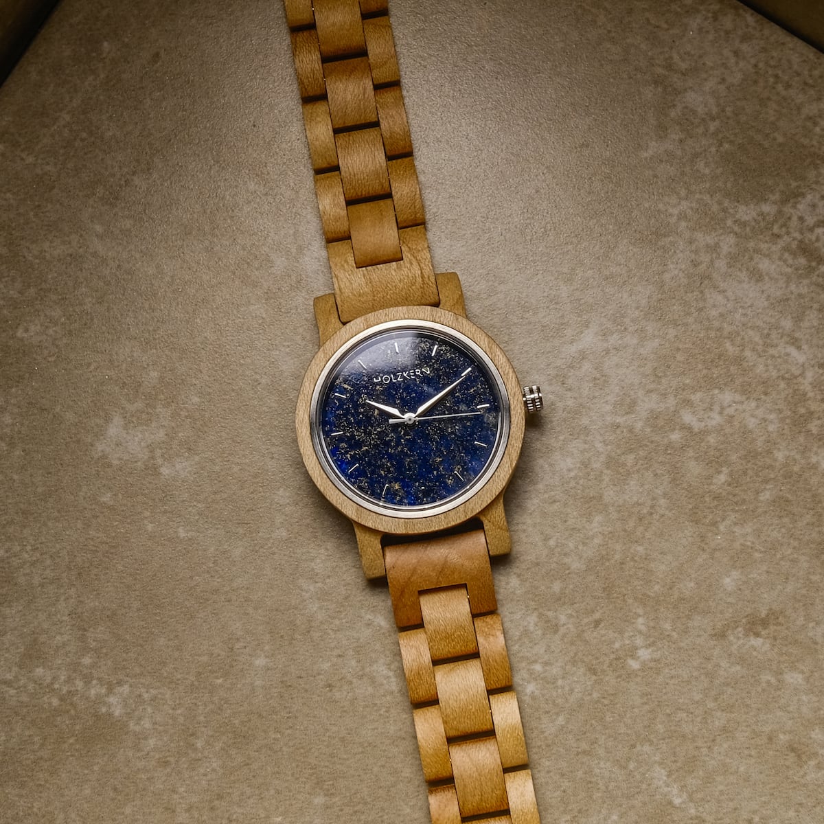 Orologio in legno "Water" con un quadrante lapis lazuli sorprendente su una calda fascia marrone.