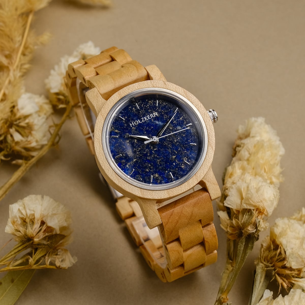 Orologio "Water" con una banda di legno di acero e lapis lazuli-ispirazione faccia, con uno stile rustico ed elegante.