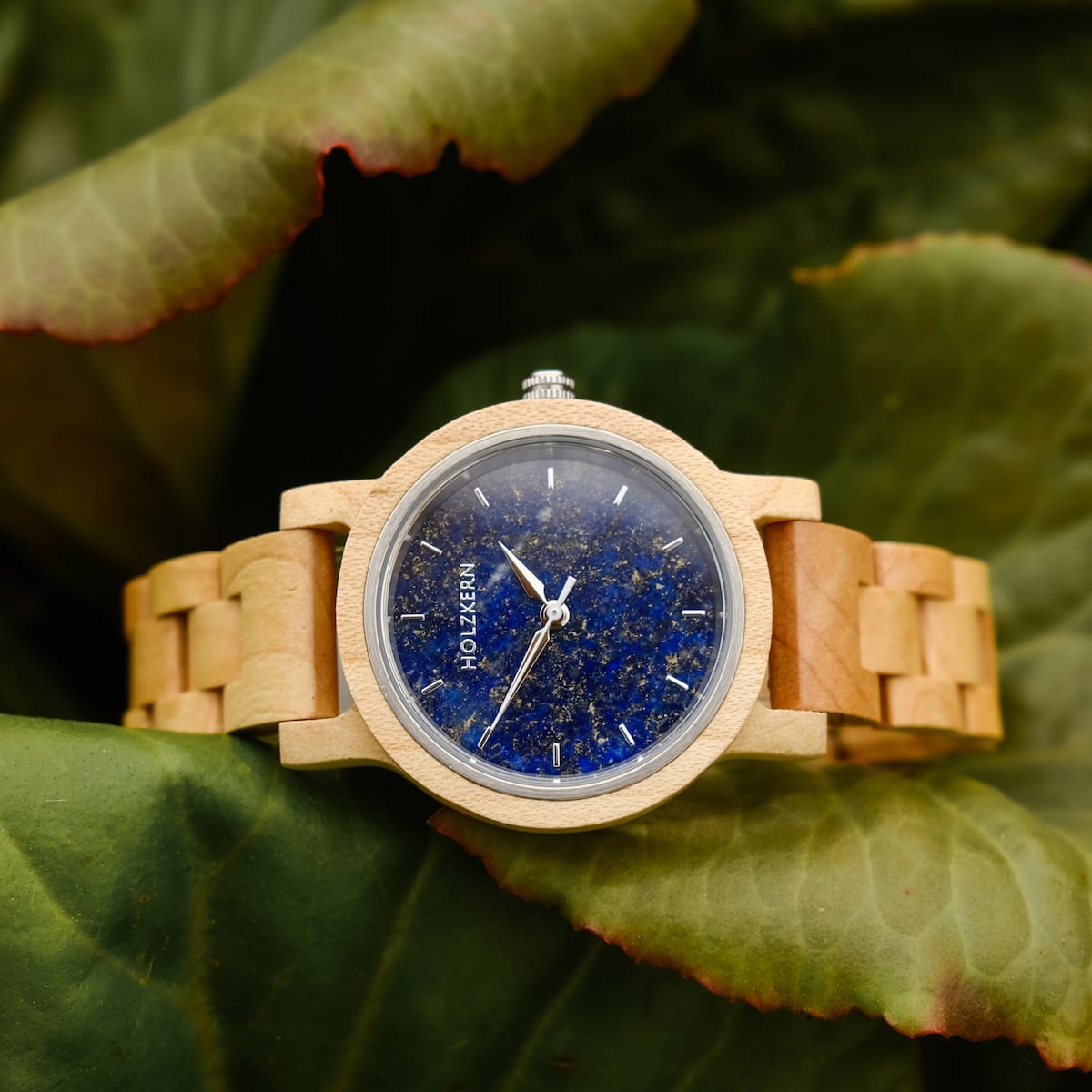 Orologio "Water" con una fascia in legno di acero e lapis lazuli, con un'estetica naturale e rustica.