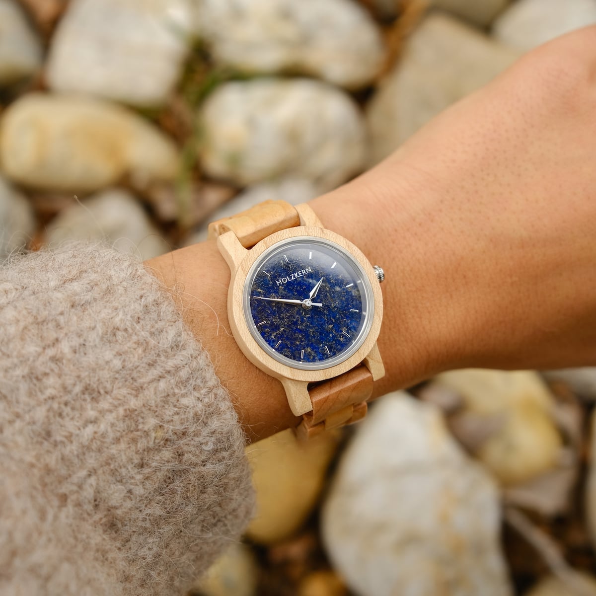 Orologio "Water" con acero e lapis lazuli design al polso, fondendo eleganza naturale e vivaci tonalità blu.
