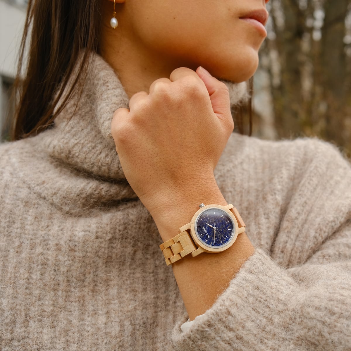 Orologio "Water" con corpo acero e quadrante lapis lazuli con un look elegante e naturale.