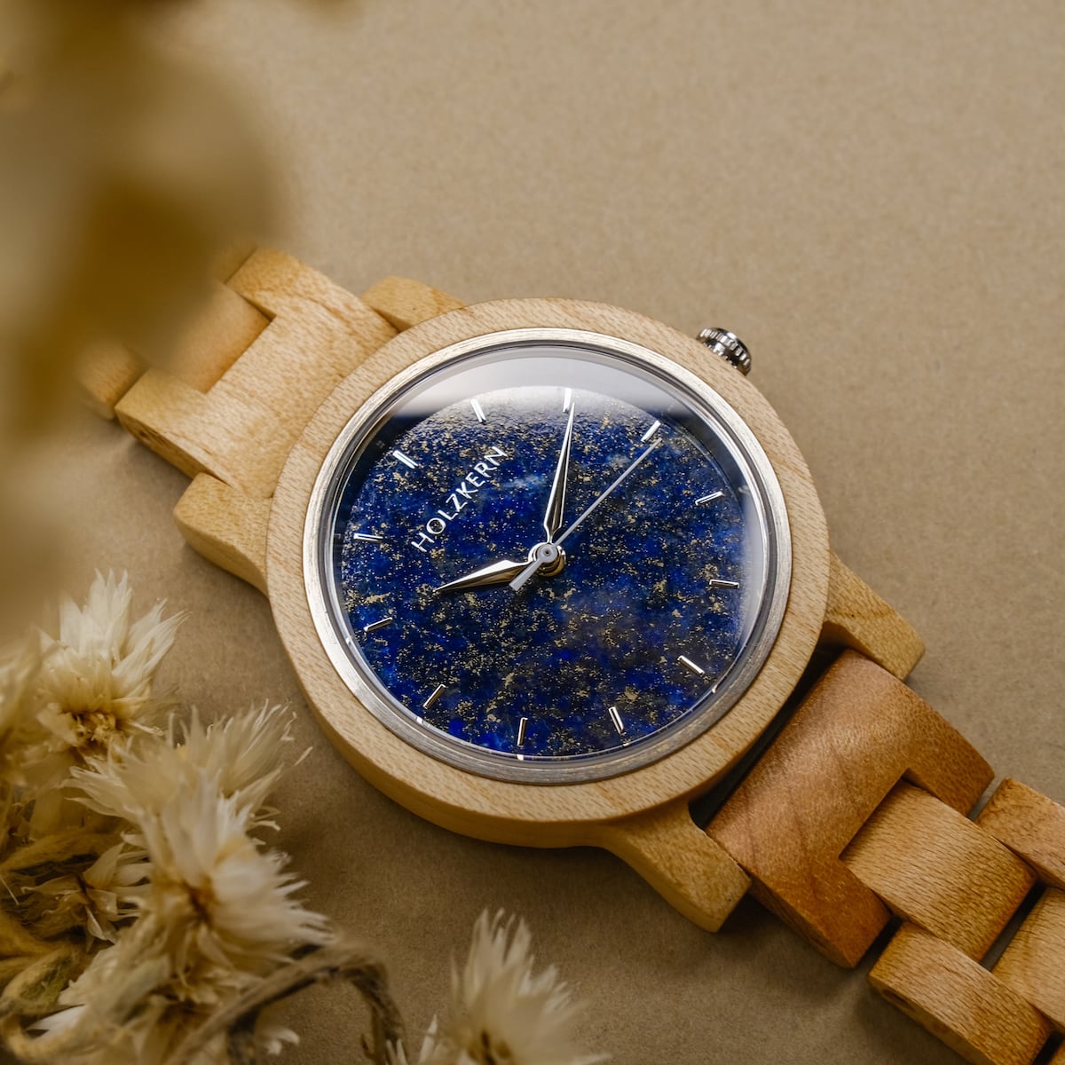 Orologio "Water" con una banda di legno e un quadrante blu lapis lazuli-style vivido.