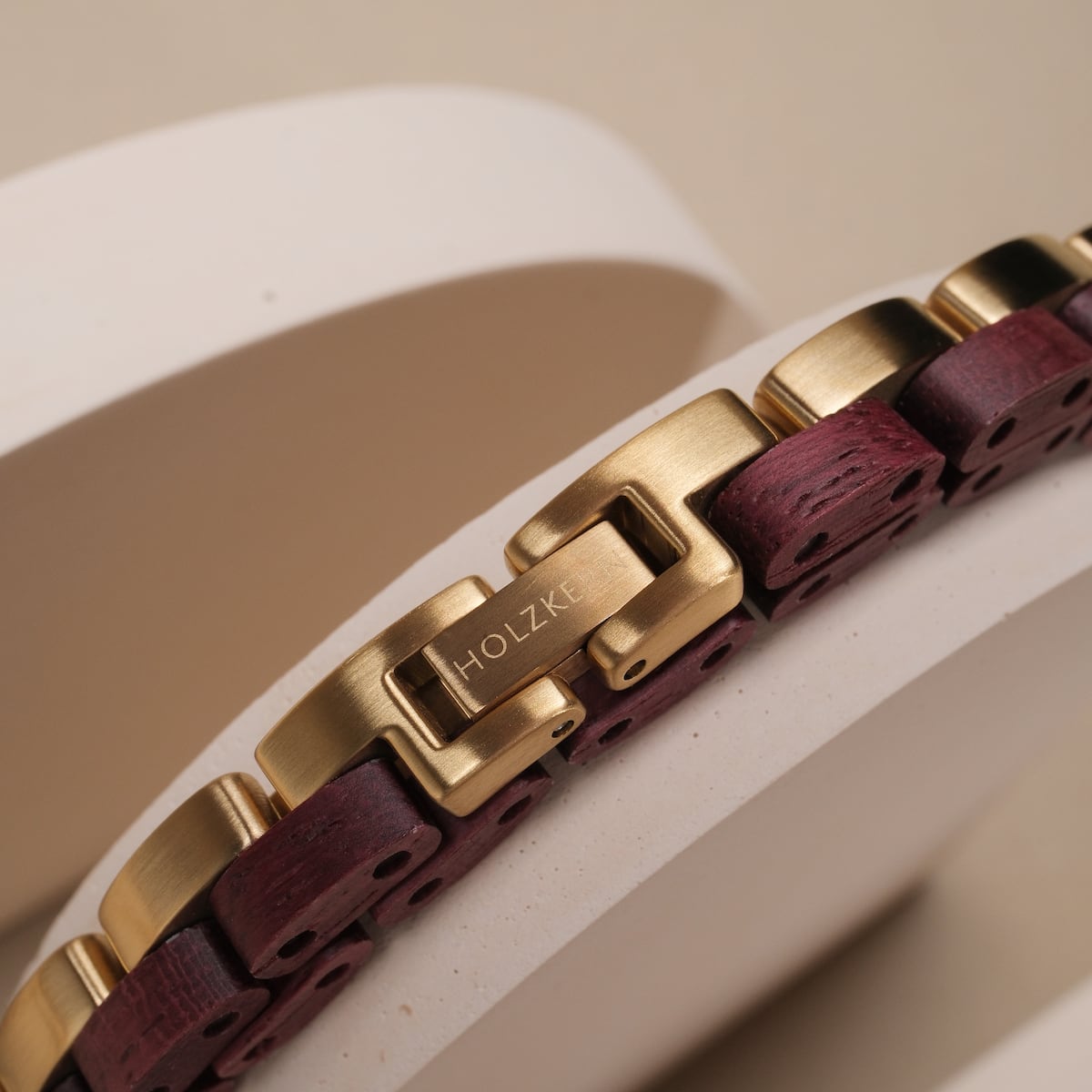 "Duet" bracelet featuring an amaranth and gold design with sleek, modern links.