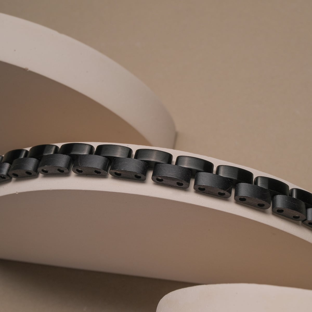"Duet", un elegante bracciale Maple/Black, caratterizzato da un design moderno e minimalista.