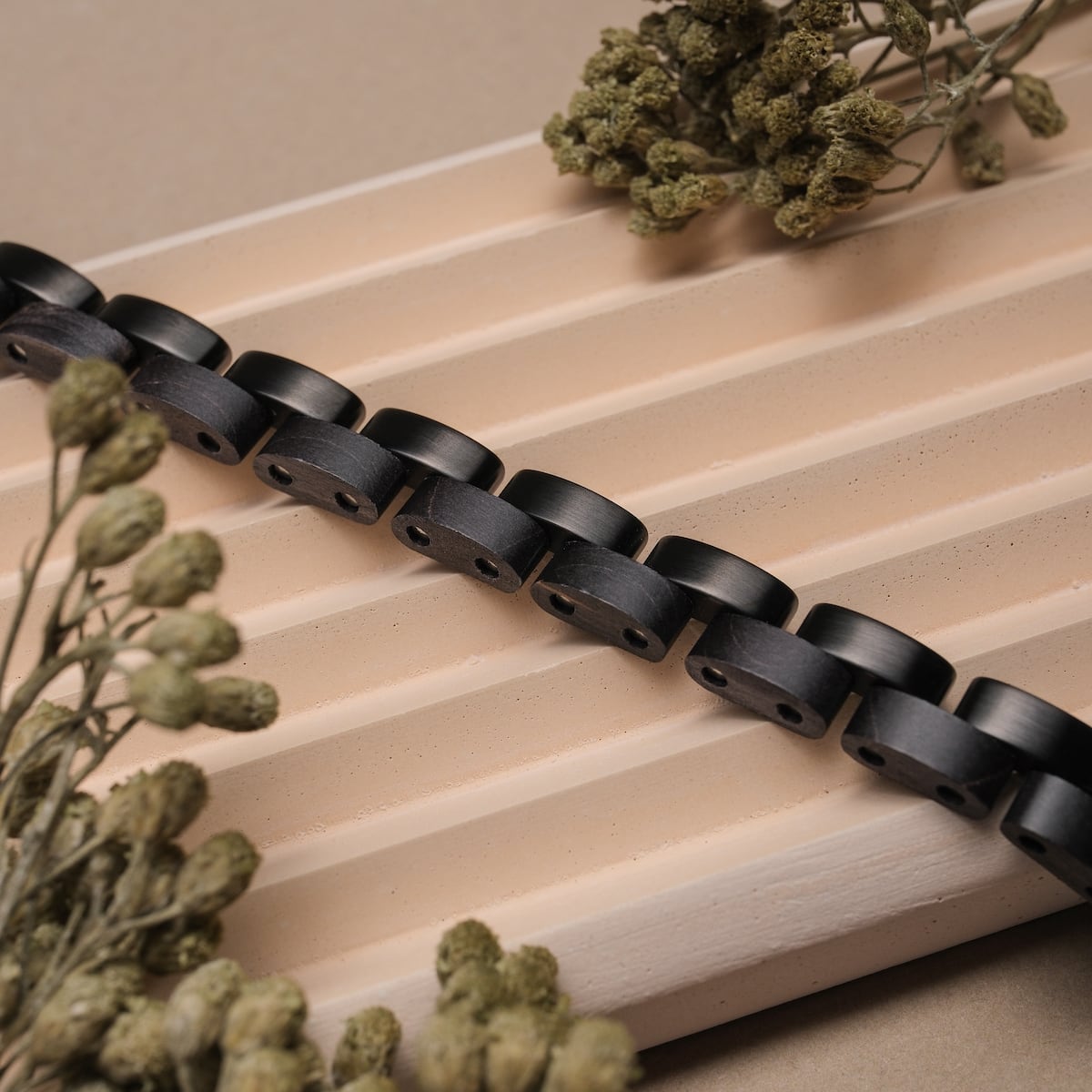 Duet bracciale presenta un acero e un design nero con uno stile naturale e minimalista.