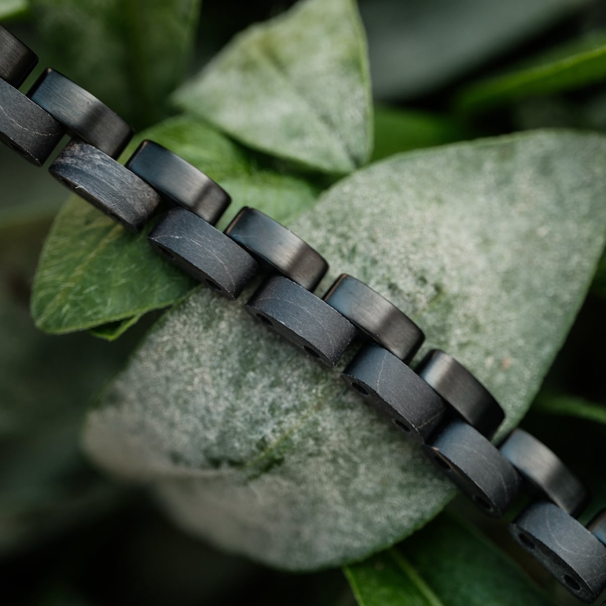 Bracciale Duetto con acero e design nero, caratterizzato da uno stile elegante e moderno.