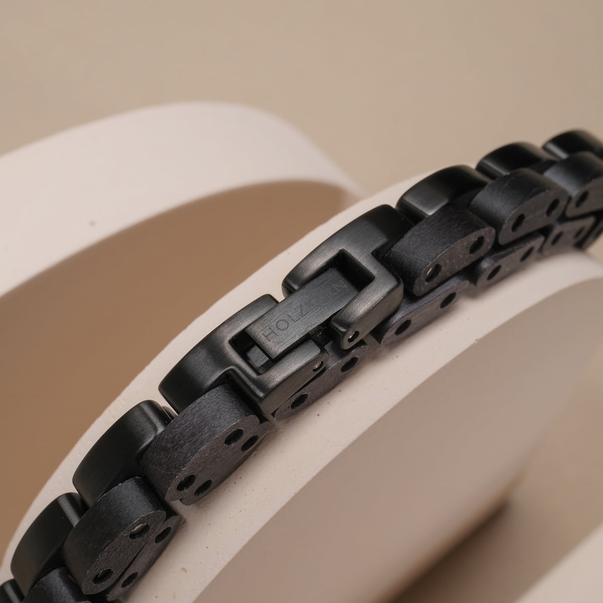 Bracciale Duet con un design elegante e nero acero con un'estetica moderna e minimalista.