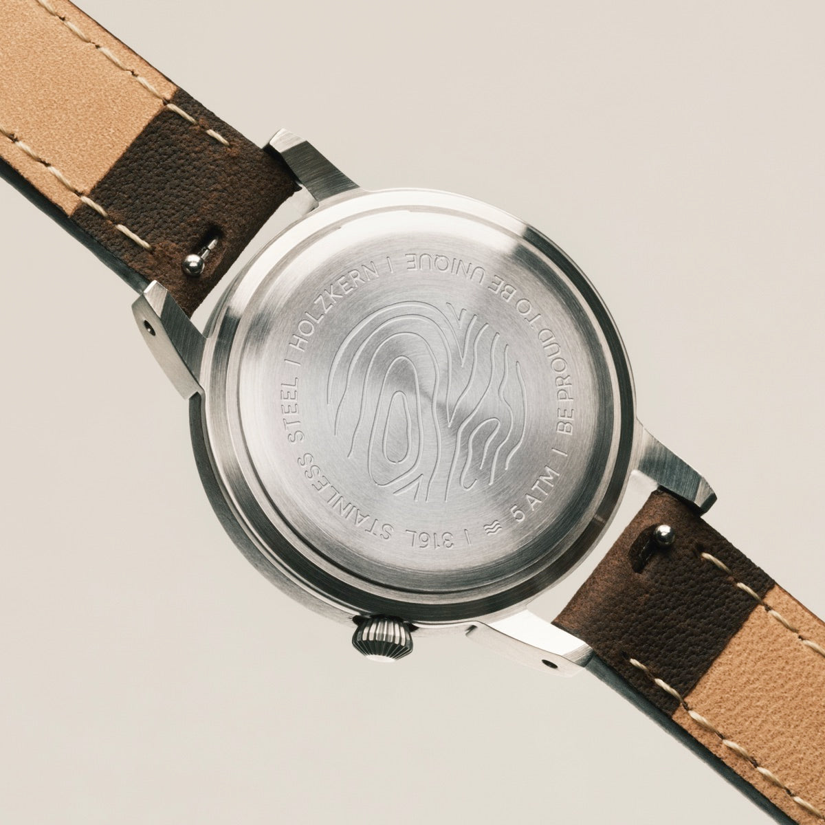 "Côte d’Azur", a watch with walnut and nacre details, showcases an elegant and natural design style.