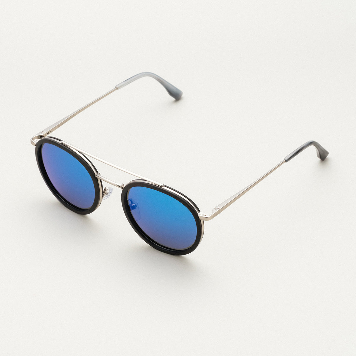 Occhiali da sole "Incantanti", lenti azzurre circolari, telaio in legno di piombo e accenti d'argento antico.