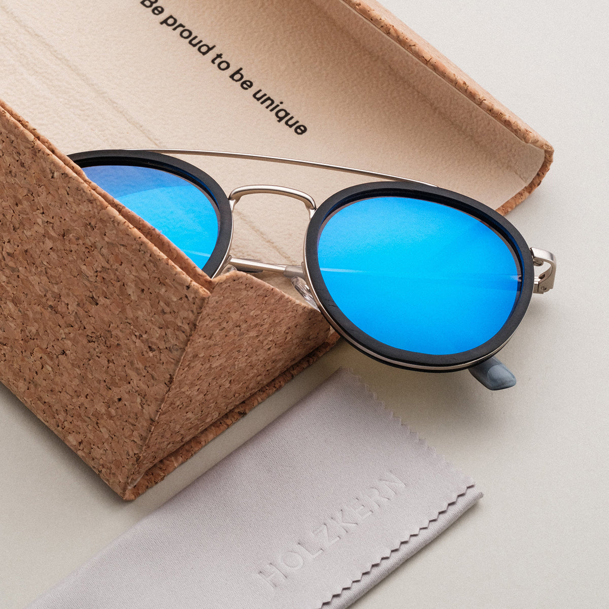Gli occhiali da sole "Incanto" caratterizzati da un design elegante con lenti blu e cornici in argento antico.