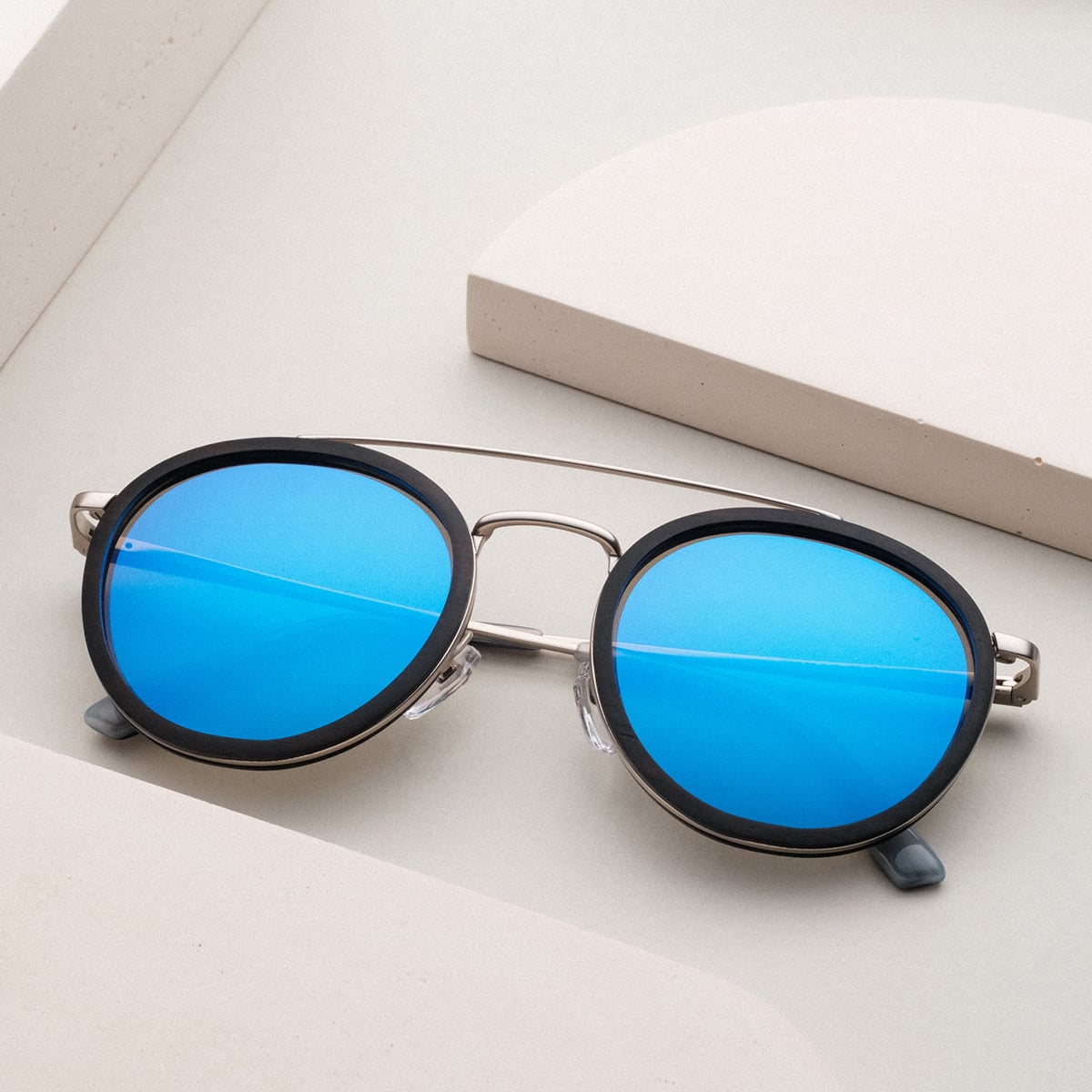 Occhiali da sole "The Enchanting", caratterizzati da un design Leadwood e Antique Silver dal look moderno e raffinato.